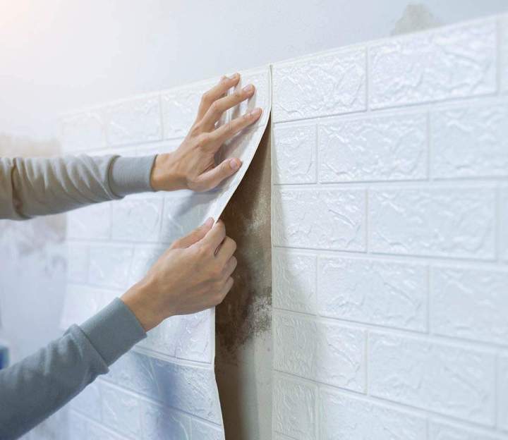 Habillage des murs intérieurs avec du papier peint